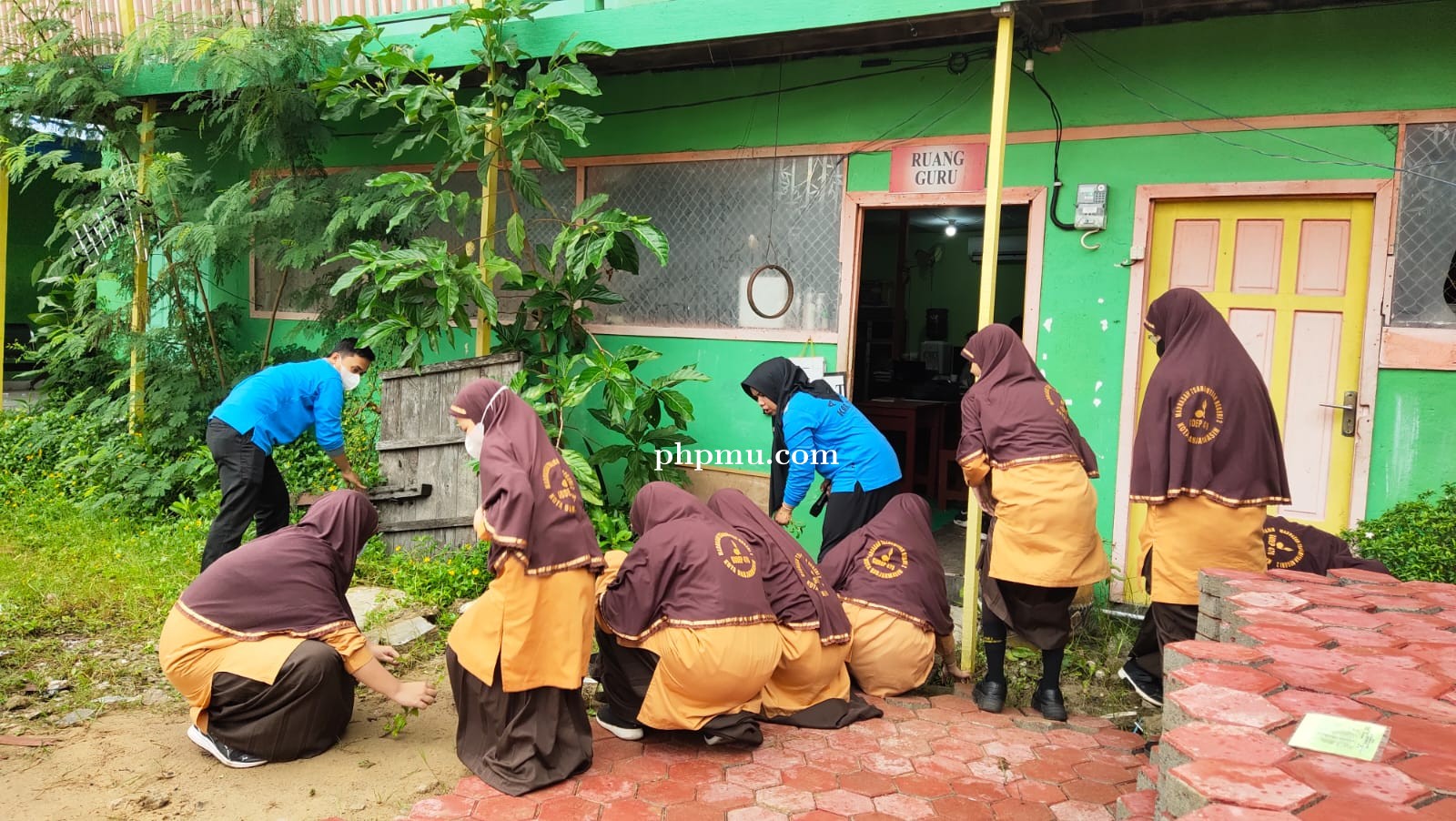 Jelang Pemberlakuan PTM Terbatas, Guru dan Siswa Lakukan Aksi Gotong Royong