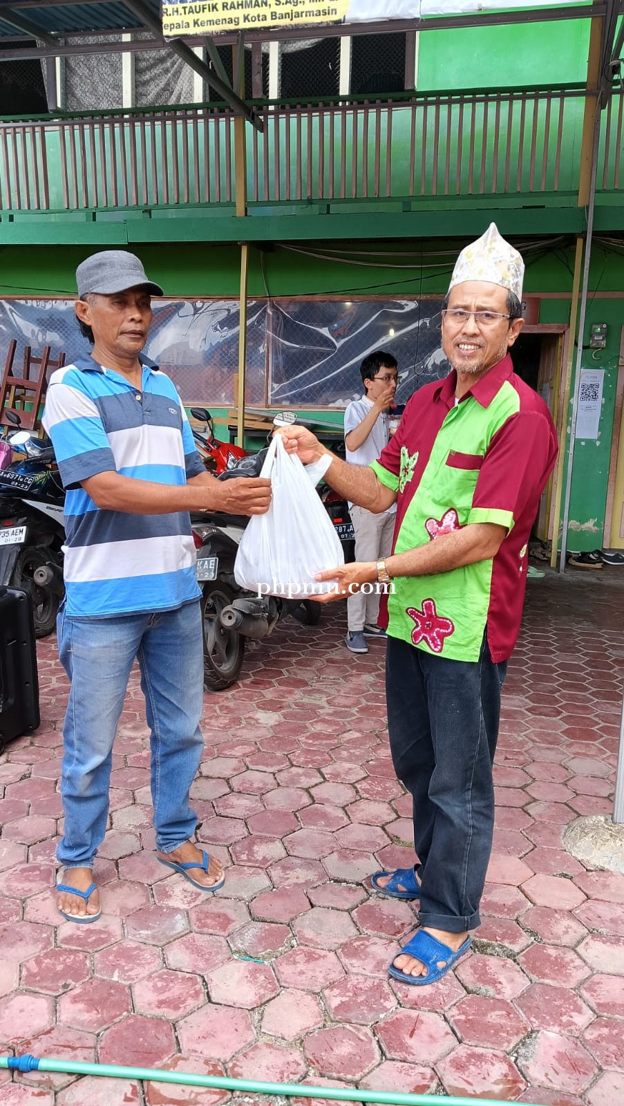 Puluhan Bungkus Daging Kurban Dibagikan Kepada Warga Sekitar Madrasah