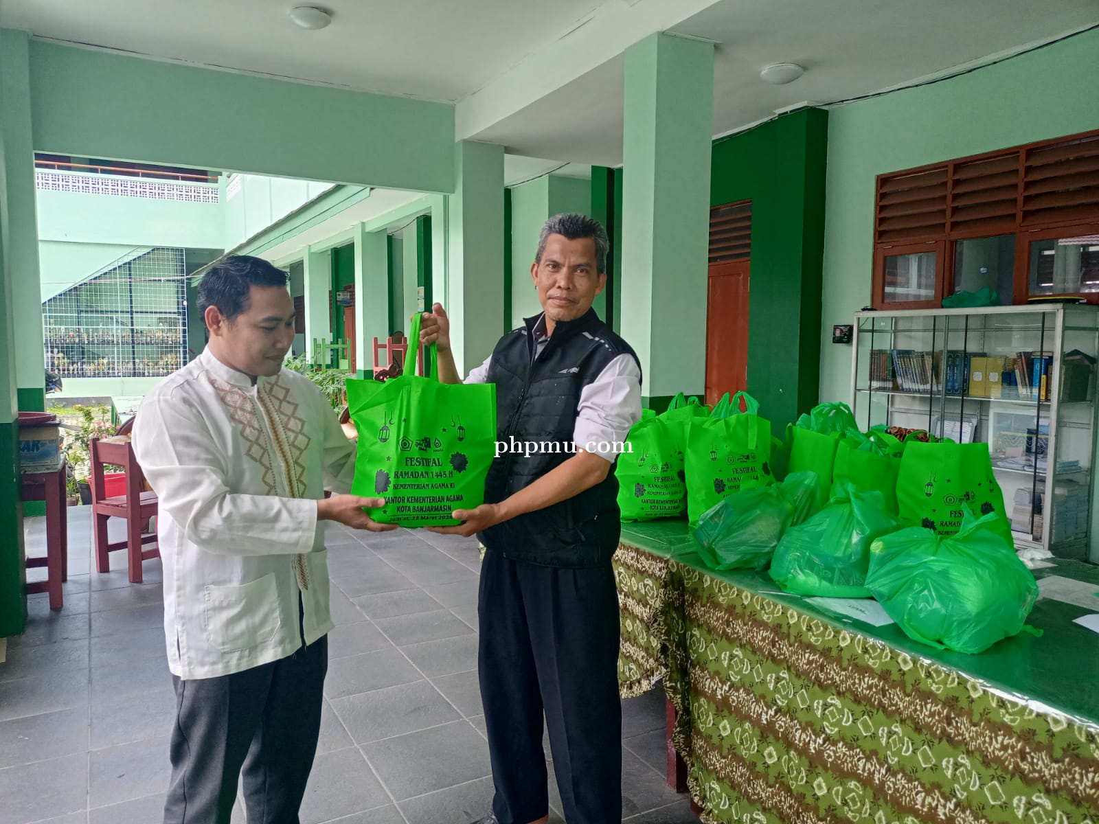 OSIM MTsN 2 Kota Banjarmasin Gelar Aksi Tebar Sembako Ramadhan   