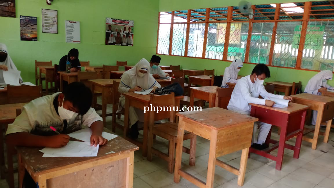 Sepuluh Siswa MTsN 2 Kota Banjarmasin UM Susulan secara Luring